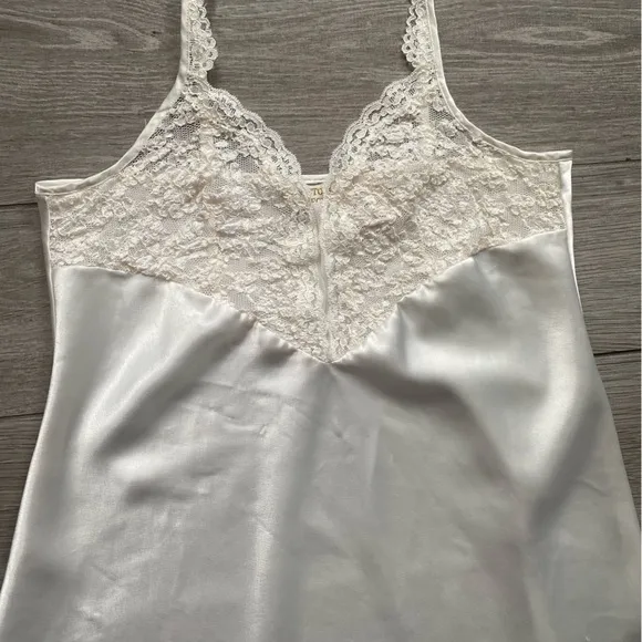 ✨ Vintage Victoria’s Secret Gold Label nightgown w/ slit &amp; lace trim