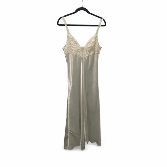 ✨ Vintage Victoria’s Secret Gold Label nightgown w/ slit &amp; lace trim