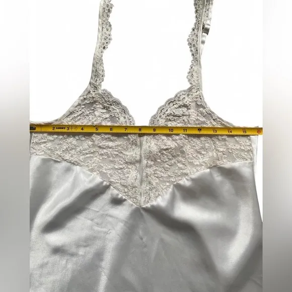 ✨ Vintage Victoria’s Secret Gold Label nightgown w/ slit &amp; lace trim