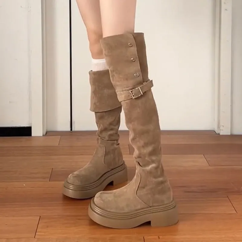 2025  Maillard style! Over-knee boots are popular this year, thick legs and suede are folded, and two wear tall knight boots.