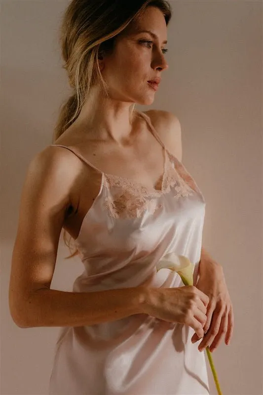 Amanda, Nightdress in satin silk and Leavers lace