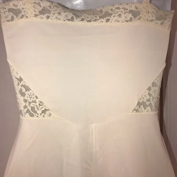 Beautiful Vintage 1960s Ivory and Lace Slip