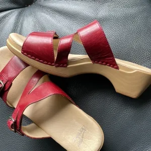 Dansko Sophie Sandals, Burgundy Size 7.5-8.