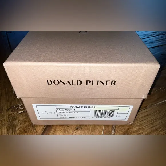 Donald Pliner Melros - size 9 pebbled metallic black sandals with box -so classy
