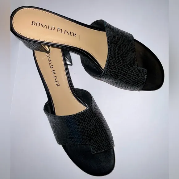Donald Pliner Melros - size 9 pebbled metallic black sandals with box -so classy