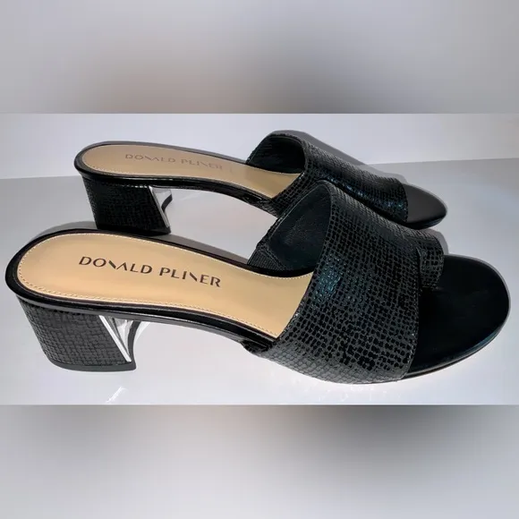 Donald Pliner Melros - size 9 pebbled metallic black sandals with box -so classy