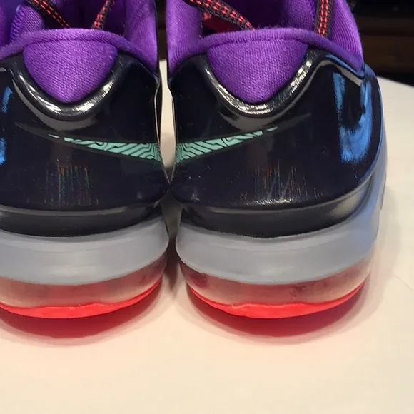 Girls NIKE SNEAKERS IN POPPING PURPLE! Sz 5💜