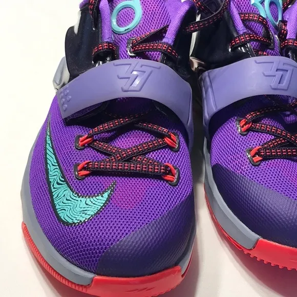 Girls NIKE SNEAKERS IN POPPING PURPLE! Sz 5💜