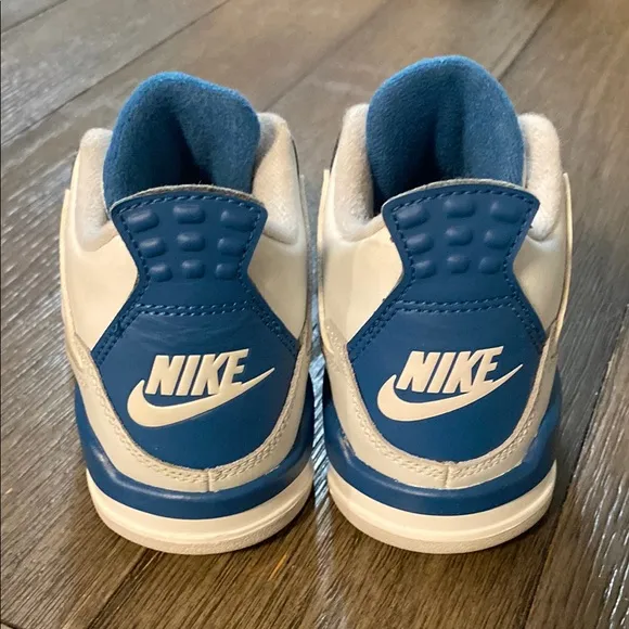 Jordan 4 Retro “Military Blue” sneakers