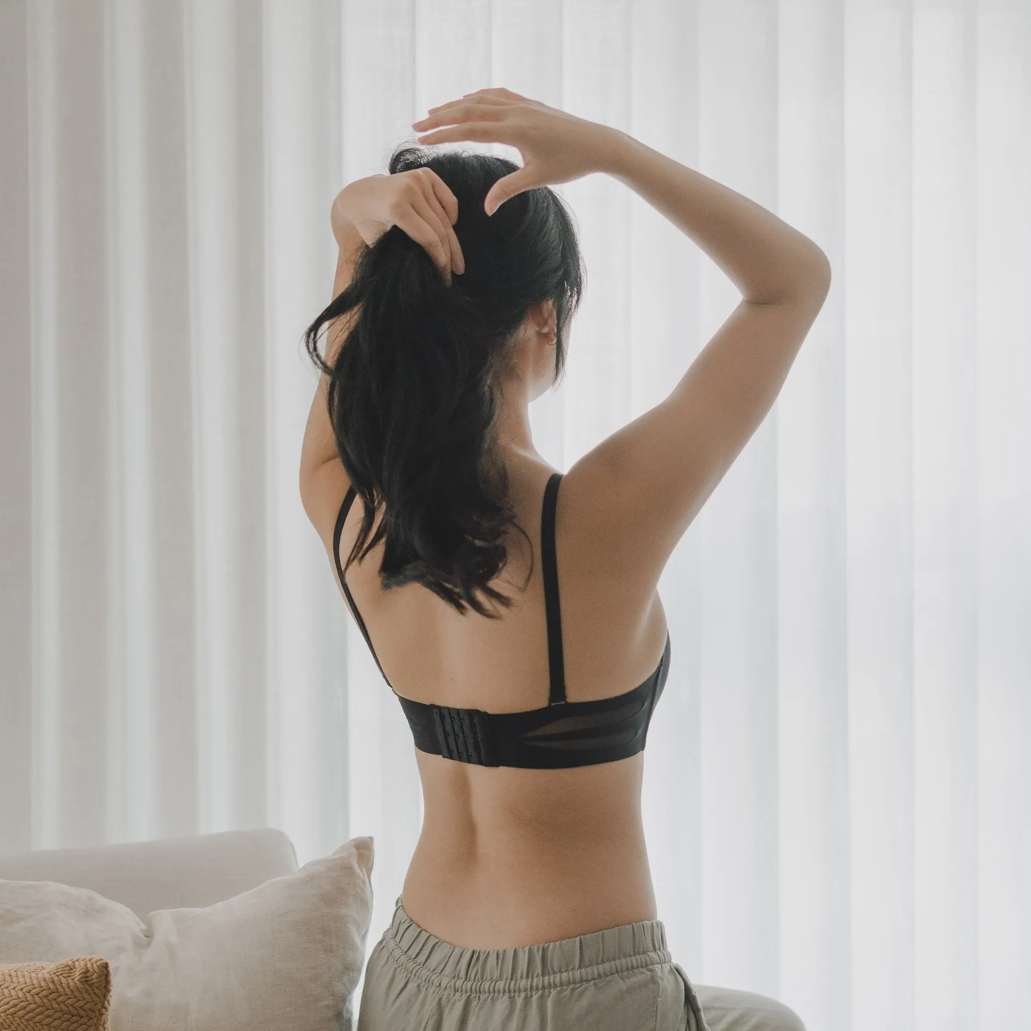 Light Lift! Lasercut Anti-Slip Seamless Strapless Wireless Bra in Black