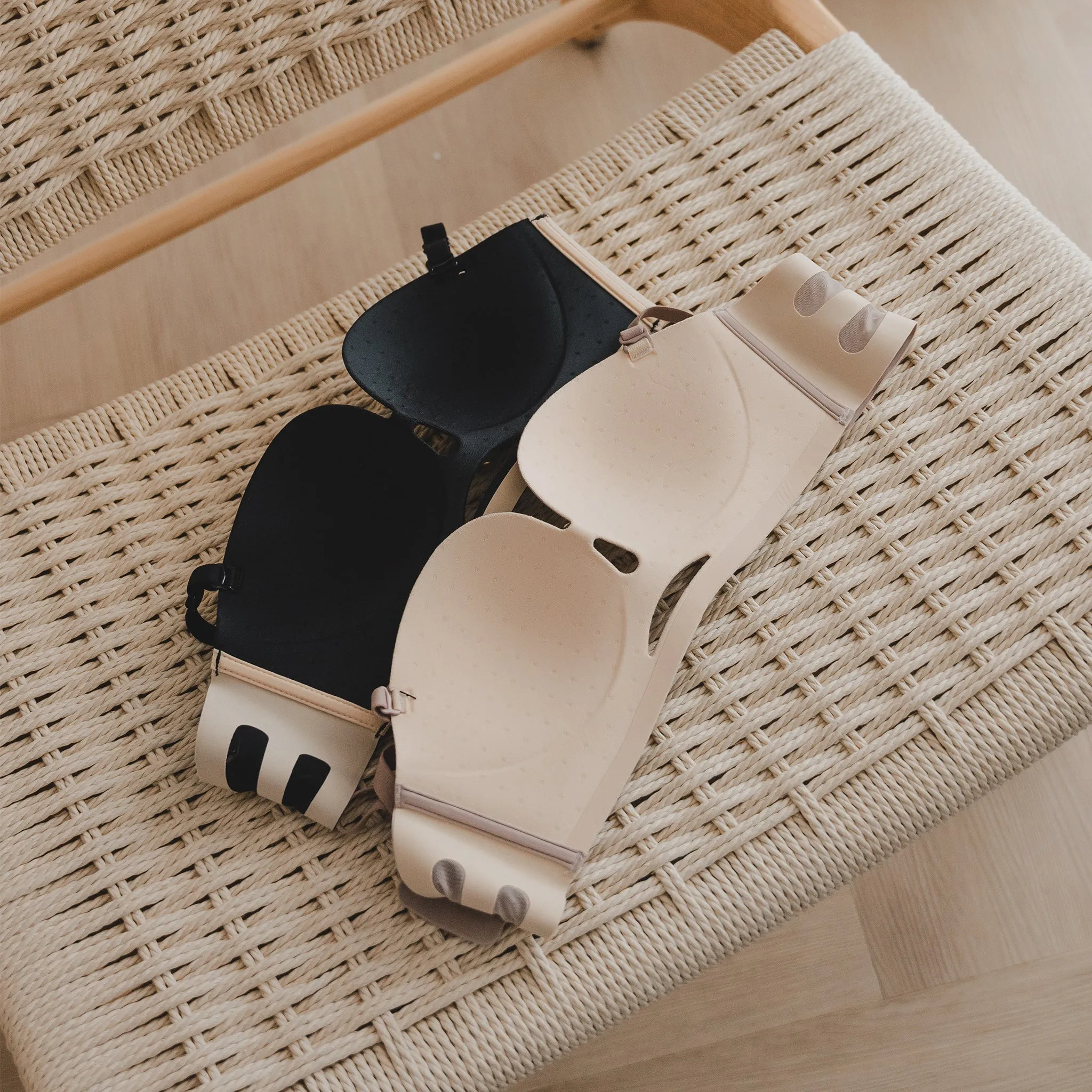 Light Lift! Lasercut Anti-Slip Seamless Strapless Wireless Bra in Black