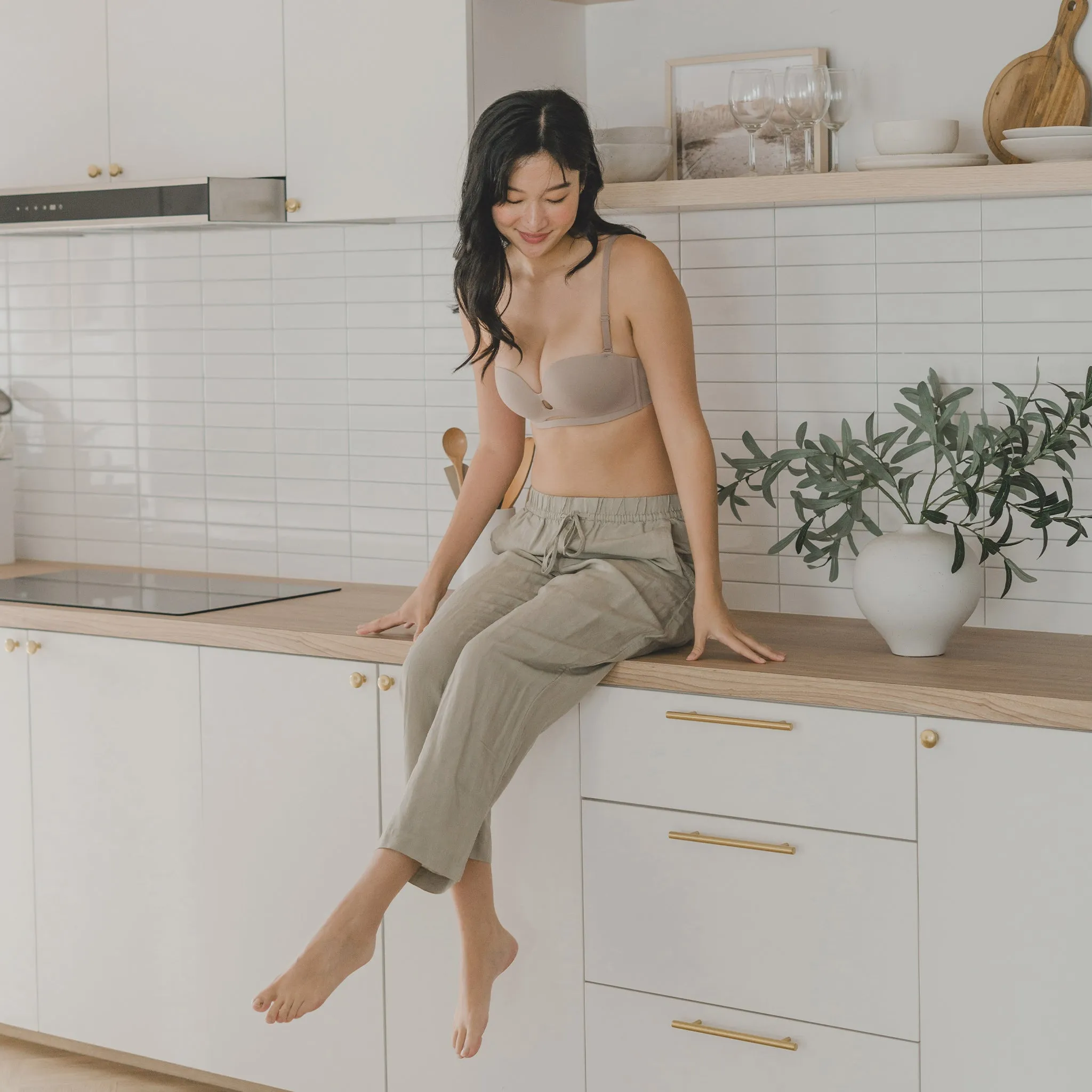 Light Lift! Lasercut Anti-Slip Seamless Strapless Wireless Bra in Sand Nude