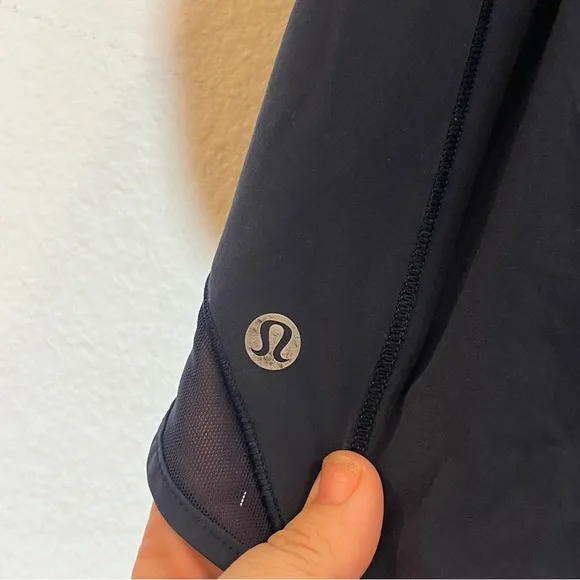 Lululemon navy blue size 8 running shorts elastic waist reflective accents