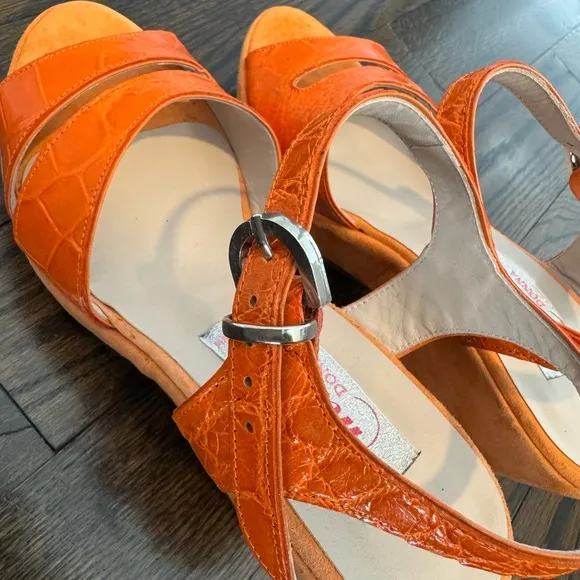 MAURI DONNA ORANGE ALLIGATOR PLATFORM OPEN TOE WEDGE SANDAL-SIZE 8