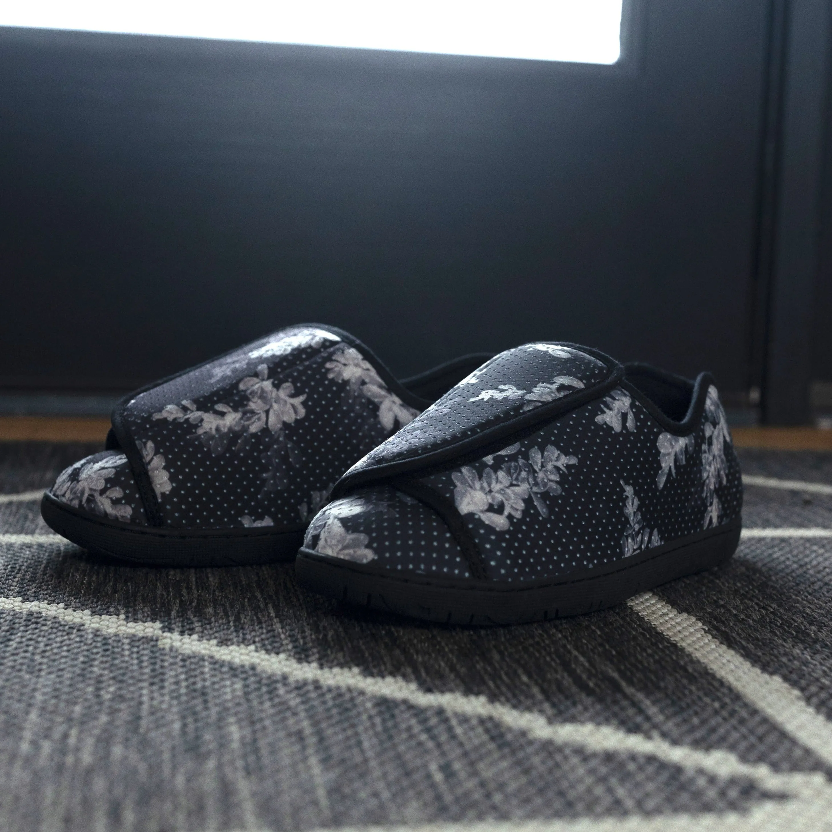 Nurse 2 Black Flower Print Women's Slipper