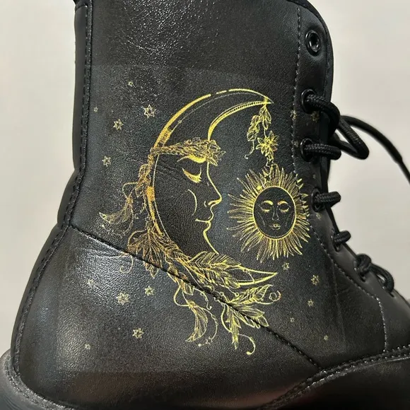 NWOB Manifestie Sacred Geometry Sun &amp; Moon Memory Foam Boots Size 8.5