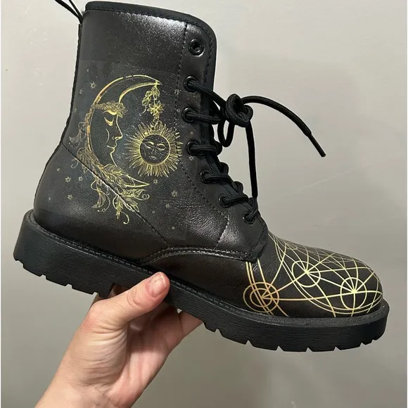 NWOB Manifestie Sacred Geometry Sun &amp; Moon Memory Foam Boots Size 8.5