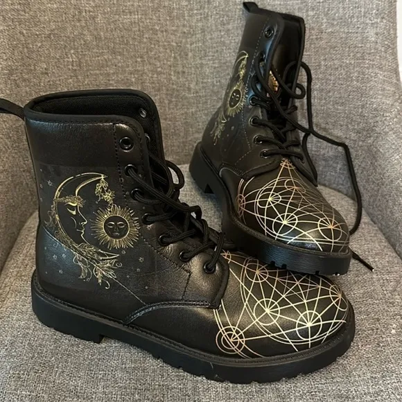 NWOB Manifestie Sacred Geometry Sun &amp; Moon Memory Foam Boots Size 8.5