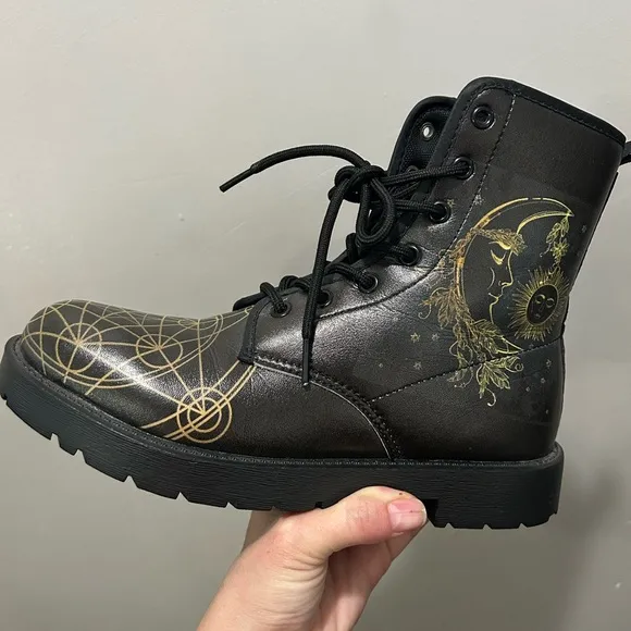 NWOB Manifestie Sacred Geometry Sun &amp; Moon Memory Foam Boots Size 8.5