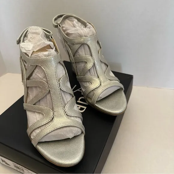 NWT Silver Danya Naturlizer. Size 7.5