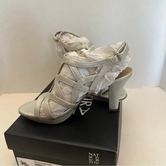 NWT Silver Danya Naturlizer. Size 7.5