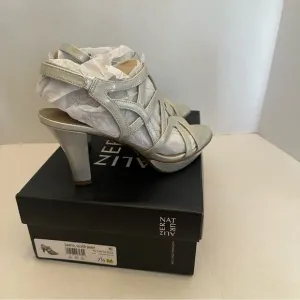 NWT Silver Danya Naturlizer. Size 7.5
