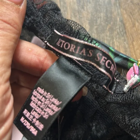 NWT Victoria’s Secret Plunge Black Lace Slip. Floral print  halter Womens M