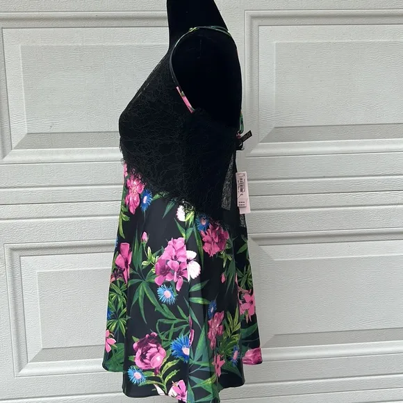 NWT Victoria’s Secret Plunge Black Lace Slip. Floral print  halter Womens M