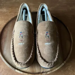 Polo Ralph Lauren Men's 10.5 Women's 12 Chaise Bear Slippers Microsuede Mule Tan