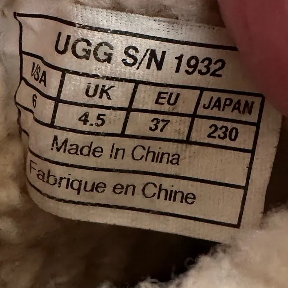 UGG Australia Women’s Rianne Black Leather and Shearling Lace Up Boots, Size 6