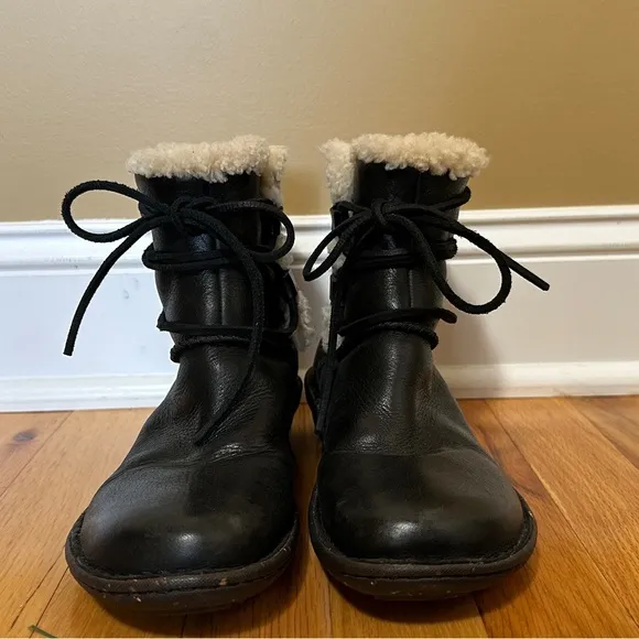 UGG Australia Women’s Rianne Black Leather and Shearling Lace Up Boots, Size 6