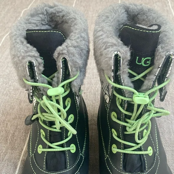 UGG Butte Boys Winter Boots - Big Kid Size 5