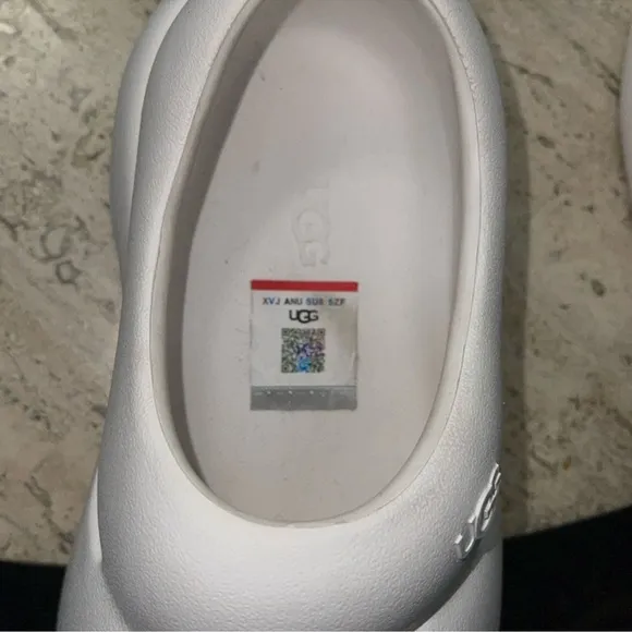 UGG SPORT YEAH CLOG White Sandal Chunky Platform Slip-On Style unisex Sz 2 kids.