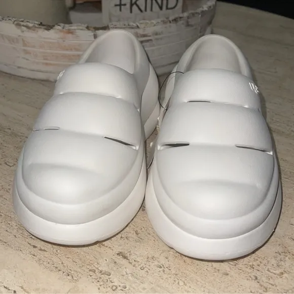 UGG SPORT YEAH CLOG White Sandal Chunky Platform Slip-On Style unisex Sz 2 kids.