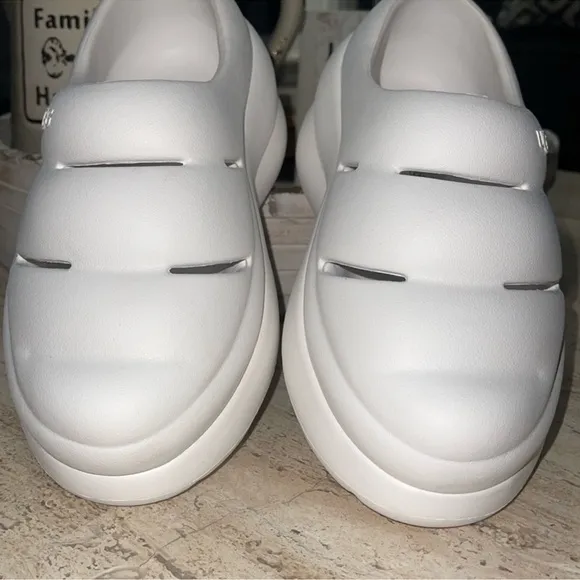 UGG SPORT YEAH CLOG White Sandal Chunky Platform Slip-On Style unisex Sz 2 kids.