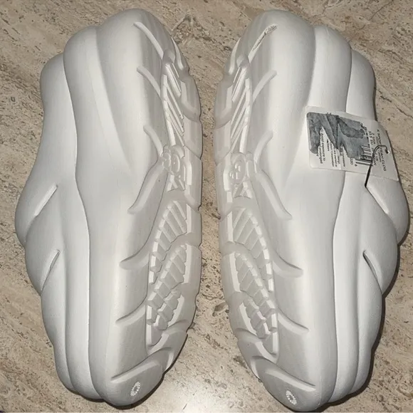 UGG SPORT YEAH CLOG White Sandal Chunky Platform Slip-On Style unisex Sz 2 kids.