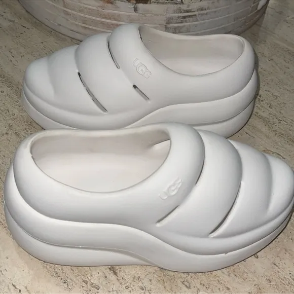 UGG SPORT YEAH CLOG White Sandal Chunky Platform Slip-On Style unisex Sz 2 kids.
