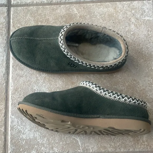 Uggs Tasman Green Shoe/slipper with Soft Suede Material and Knitted Collar