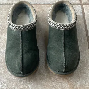 Uggs Tasman Green Shoe/slipper with Soft Suede Material and Knitted Collar