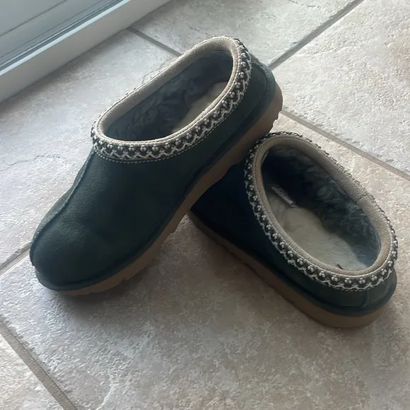 Uggs Tasman Green Shoe/slipper with Soft Suede Material and Knitted Collar
