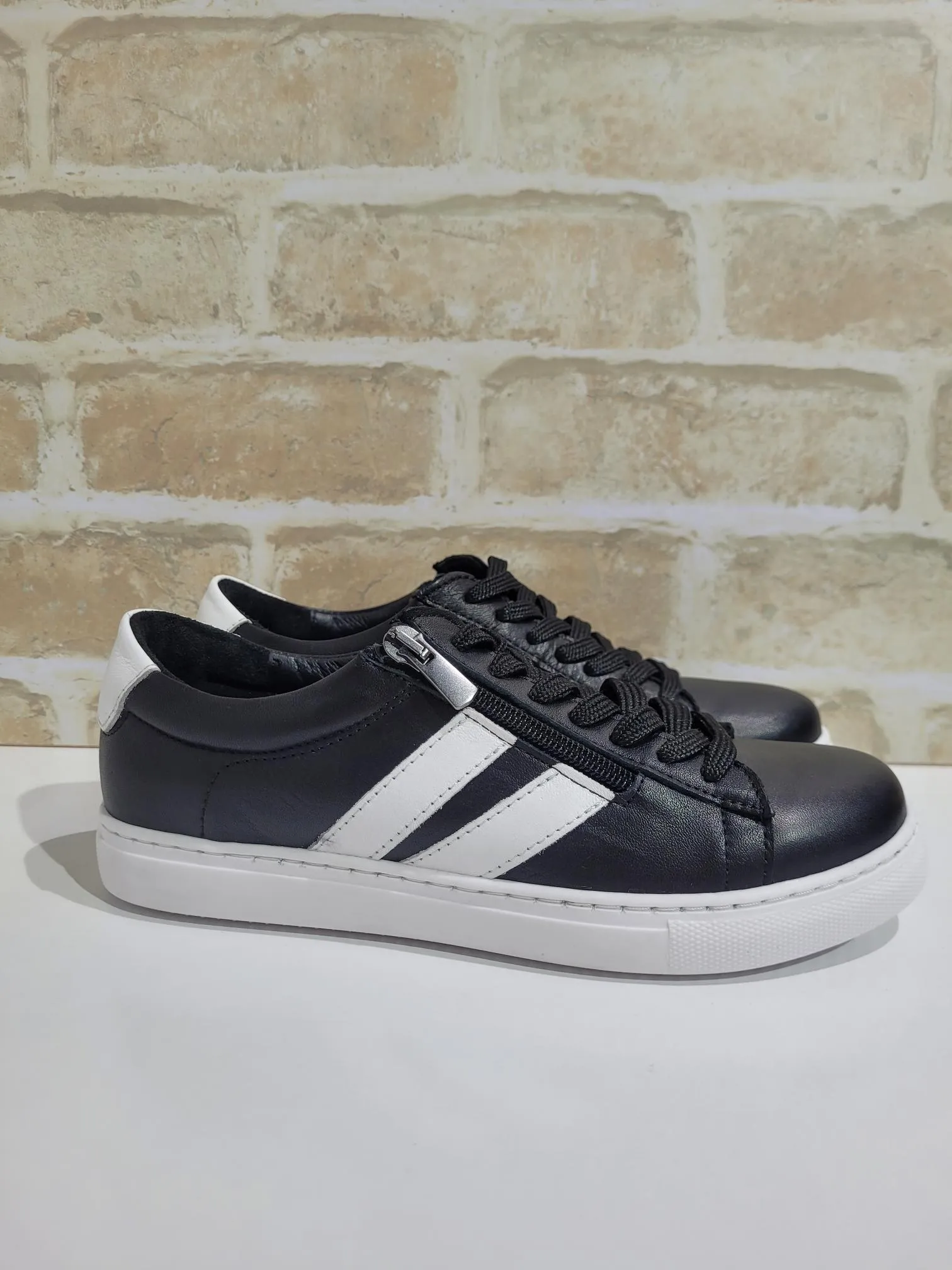 Ultimate Black/White by Cabello