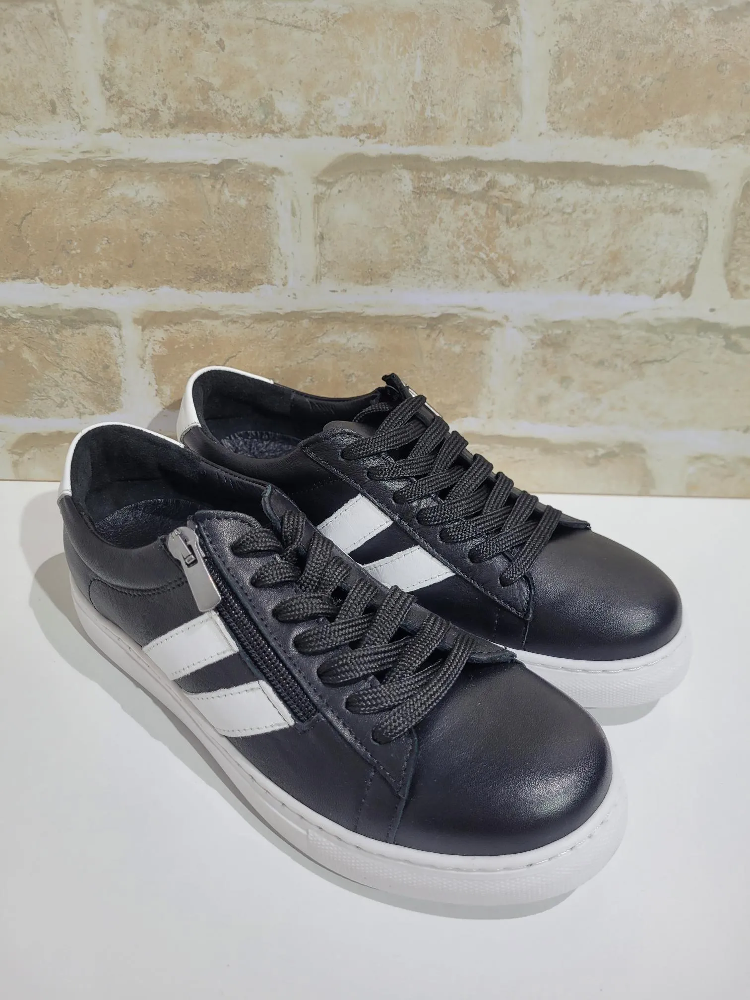 Ultimate Black/White by Cabello