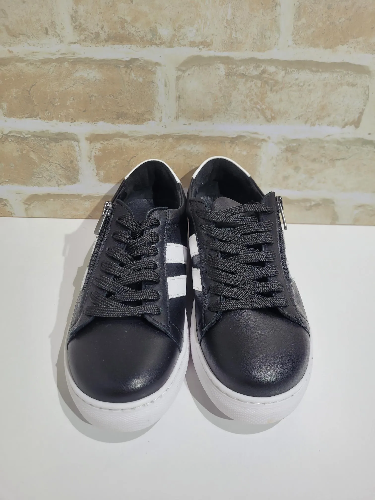 Ultimate Black/White by Cabello