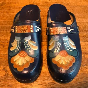 Vollsjo - Cedar SKO Women's Vintage 80’s Hand Painted Clogs Made in Sweden