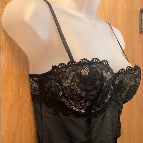 VS Rose Lace Garter Slip Black/Nude Underwire 34B NWOT GORGEOUS!!