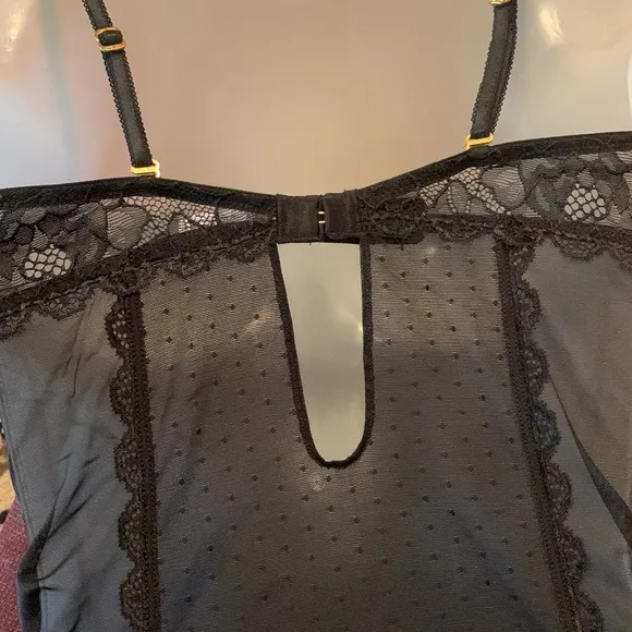 VS Rose Lace Garter Slip Black/Nude Underwire 34B NWOT GORGEOUS!!