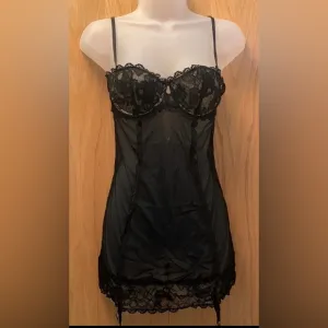 VS Rose Lace Garter Slip Black/Nude Underwire 34B NWOT GORGEOUS!!