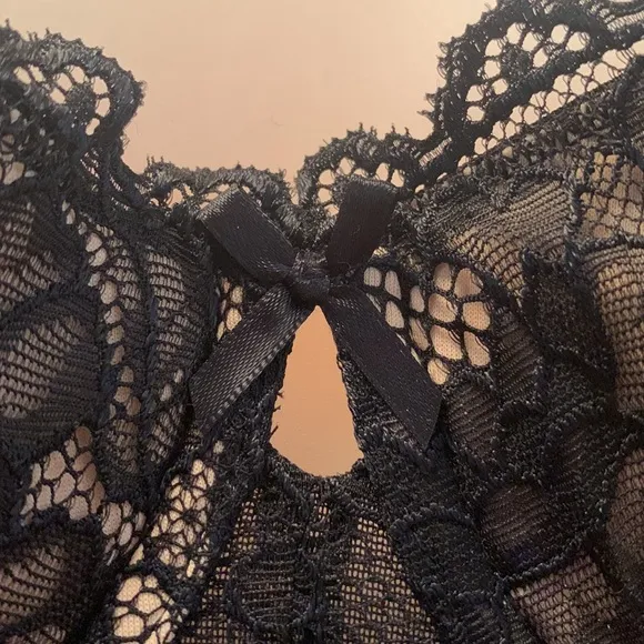 VS Rose Lace Garter Slip Black/Nude Underwire 34B NWOT GORGEOUS!!